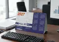 Επιτραπέζιο τριγωνικό ημερολόγιο με ζωντανά χρώματα και έτος 2027.