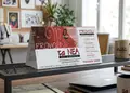 Τριγωνικό επιτραπέζιο ημερολόγιο με εκτυπώσεις, ιδανικό για γραφείο.