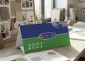 Τριγωνικό επιτραπέζιο ημερολόγιο με μπλε και πράσινα χρώματα