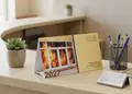 Επιτραπέζιο τριγωνικό ημερολόγιο με εκτυπώσεις και στις δύο πλευρές, ανθεκτικό χαρτί