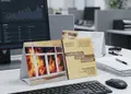 Επιτραπέζιο τριγωνικό ημερολόγιο με εκτυπώσεις και στις δύο πλευρές, ανθεκτικό χαρτί
