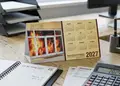 Επιτραπέζιο τριγωνικό ημερολόγιο με εκτυπώσεις και στις δύο πλευρές, ανθεκτικό χαρτί