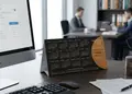 Επιτραπέζιο τριγωνικό ημερολόγιο με εκτύπωση μηνών και λογότυπο