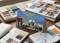Επιτραπέζιο τριγωνικό ημερολόγιο με γραφικά και λογότυπο σε γραφείο