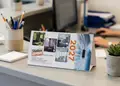 Τριγωνικό επιτραπέζιο ημερολόγιο με έγχρωμες εκτυπώσεις και λογότυπο, για το έτος 2027.