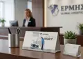 Τριγωνικό επιτραπέζιο ημερολόγιο με εκτύπωση του 2027 σε επαγγελματικό χώρο.