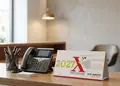 Τριγωνικό επιτραπέζιο ημερολόγιο με μηνιαία ημερολόγια και λογότυπο, κατάλληλο για γραφεία.