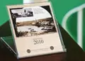 Επιτραπέζιο ημερολόγιο 2027 σε ακρυλική θήκη με έγχρωμα φύλλα
