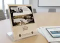 Επιτραπέζιο ημερολόγιο 2027 σε ακρυλική θήκη με έγχρωμα φύλλα