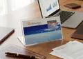 Επιτραπέζιο ημερολόγιο σε διάφανη ακρυλική θήκη με έγχρωμο ένθετο