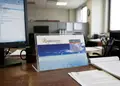 Επιτραπέζιο ημερολόγιο σε διάφανη ακρυλική θήκη με έγχρωμο ένθετο