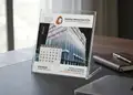 Επιτραπέζιο ημερολόγιο 2027 σε διάφανη πλαστική θήκη με καθαρό σχεδιασμό