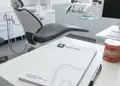 Συνταγολόγιο γιατρού με κομψό σχεδιασμό, ευδιάκριτα πεδία και προσαρμοσμένο λογότυπο, σε ανθεκτικό χαρτί.