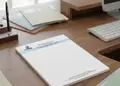 Συνταγολόγιο γιατρών σε καθαρό σχέδιο με απαλά χρώματα, κατάλληλο για καταγραφή συνταγών, προσαρμόσιμο με λογότυπο.