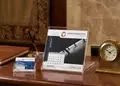 Ημερολόγιο σε διάφανη ακρυλική θήκη σε γραφείο