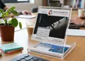 Ημερολόγιο σε διάφανη ακρυλική θήκη σε γραφείο