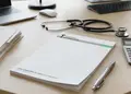 Συνταγολόγιο γιατρού με κομψό σχέδιο και οργανωμένη διάταξη, σε λευκό φόντο με καθαρά γραφικά.