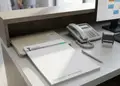 Συνταγολόγιο γιατρού με κομψό σχέδιο και οργανωμένη διάταξη, σε λευκό φόντο με καθαρά γραφικά.