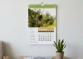 Ημερολόγιο τοίχου 2027 με σπιράλ, κρεμασμένο φυσικά σε τοίχο.