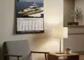 Τρίμηνο ημερολόγιο τοίχου με σχέδιο γιοτ και κόκκινες αργίες
