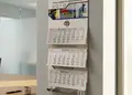 Τρίμηνο ημερολόγιο τοίχου 670x330 με κόκκινες αργίες και προσαρμοσμένο λογότυπο
