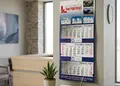 Ημερολόγιο τοίχου τριών μηνών με κόκκινες αργίες, σε επαγγελματικό περιβάλλον