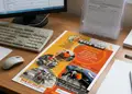 Flyer για προώθηση προϊόντων με ζωντανά χρώματα και καθαρό σχέδιο, ιδανικό για εκπτώσεις και εκδηλώσεις.