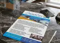 Φυλλάδιο εκτυπώσεων με ζωντανές αποχρώσεις, σύγχρονη διάταξη και στρατηγικά τοποθετημένα γραφικά.