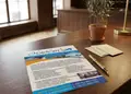 Φυλλάδιο εκτυπώσεων με ζωντανές αποχρώσεις, σύγχρονη διάταξη και στρατηγικά τοποθετημένα γραφικά.