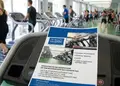 Flyer προώθησης με ζωντανά κόκκινα και χρυσαφί χρώματα, καθαρή διάταξη με ευανάγνωστες γραμματοσειρές.