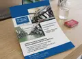 Flyer προώθησης με ζωντανά κόκκινα και χρυσαφί χρώματα, καθαρή διάταξη με ευανάγνωστες γραμματοσειρές.