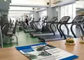Flyer προώθησης με ζωντανά κόκκινα και χρυσαφί χρώματα, καθαρή διάταξη με ευανάγνωστες γραμματοσειρές.