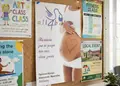 Flyer για προώθηση εκπτώσεων με ζωντανά χρώματα και επαγγελματική διάταξη, ιδανικό για διαφημιστική χρήση.