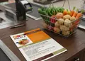 Flyer εκτύπωσης με έντονα χρώματα και μοντέρνες γραμματοσειρές, ιδανικό για προωθήσεις και ανακοινώσεις.