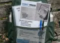 Flyer προώθησης με έντονα μπλε και κίτρινα χρώματα, στρατηγικά τοποθετημένες εικόνες και ευανάγνωστη γραμματοσειρά.