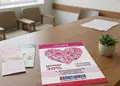Flyer με έντονα χρώματα και εργονομικό layout, ιδανικό για επαγγελματική προώθηση και ανακοινώσεις.