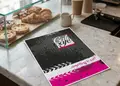 Flyer προώθησης με ζωντανά χρώματα και στρατηγικά γραφικά, ιδανικό για εκπτώσεις και εκδηλώσεις.
