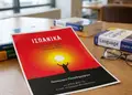 Flyer εκτύπωσης με φωτεινό κίτρινο και μπλε χρώματα, καθαρή διάταξη και μοντέρνες γραμματοσειρές για προώθηση εκδηλώσεων.