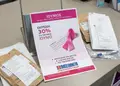 Flyer με ζωντανά χρώματα και δυναμική διάταξη για προώθηση προσφορών, ευανάγνωστο κείμενο και στρατηγικά τοποθετημένες εικόνες.