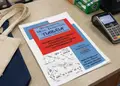 Flyer προώθησης με έντονα κόκκινα και κίτρινα χρώματα, σχεδιασμένο για εκπτώσεις και νέες υπηρεσίες.
