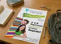 Flyer εκτύπωσης με ζωντανό φόντο, καθαρές γραμμές και ελκυστικά γραφικά για προώθηση υπηρεσιών ή εκδηλώσεων.