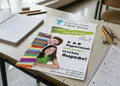 Flyer εκτύπωσης με ζωντανό φόντο, καθαρές γραμμές και ελκυστικά γραφικά για προώθηση υπηρεσιών ή εκδηλώσεων.