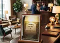 Flyer εκτύπωσης με ζωντανά χρώματα για προώθηση υπηρεσιών, στρατηγική διάταξη και καθαρή γραμματοσειρά.
