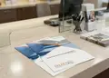 Flyer με φωτεινά κίτρινα και μπλε χρώματα, μοντέρνο σχέδιο για προώθηση εκδηλώσεων και προσφορών.