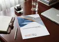 Flyer με φωτεινά κίτρινα και μπλε χρώματα, μοντέρνο σχέδιο για προώθηση εκδηλώσεων και προσφορών.