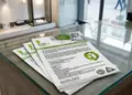 Flyer για εκπτώσεις με ζωντανά χρώματα και καθαρή διάταξη, ιδανικό για προώθηση προϊόντων και υπηρεσιών.