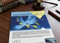 Flyer προώθησης με ζωηρά χρώματα και προσεγμένη διάταξη, ιδανικό για εκπτώσεις και εταιρικές ενημερώσεις.