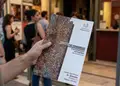 Δημιουργικό flyer για εκτυπώσεις, με ζωντανά χρώματα και μοντέρνα γραμματοσυρά, κατάλληλο για προωθήσεις.