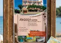 Δημιουργικό flyer προώθησης με ζωντανό μπλε και κίτρινο χρώμα, καθαρή γραμματοσειρά και στρατηγικά τοποθετημένες εικόνες.