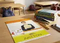 Flyer εκτυπώσεων με έντονα χρώματα και μοντέρνα γραμματοσειρά, ιδανικό για προώθηση υπηρεσιών και προσφορών.